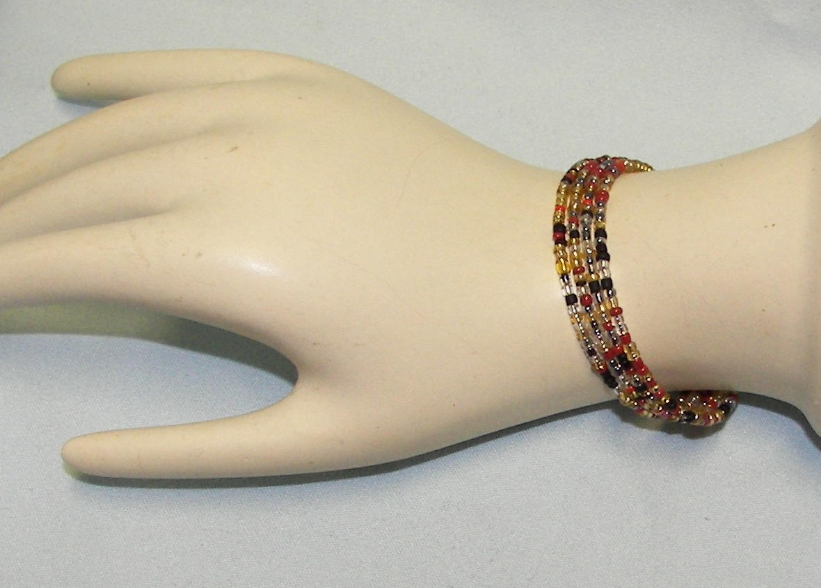 Náramek ze skleněných korálků