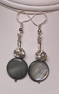 Náušnice z šedivýchperleťových placek a kovového korálku